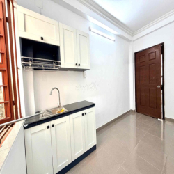 CĂN HỘ TÁCH BẾP CỬA SỔ TRỜI NGAY HOÀNG VĂN THỤ