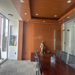 . + Tiện ích đầy đủ: Trang bị thang máy, hệ thống an ninh