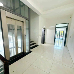 Nhà 4 lầu 5x25 mặt tiền lớn có THANG MÁY