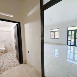 Nhà 4 lầu 5x25 mặt tiền lớn có THANG MÁY