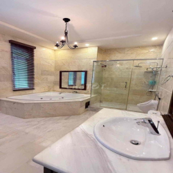 Biệt Thự MT Hoàng Văn Thụ Khu Sầm Uất 500m2 hồ bơi mới giá 5.000$/th