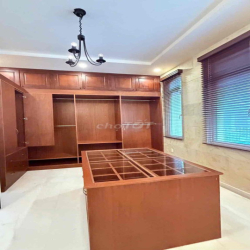 Biệt Thự MT Hoàng Văn Thụ Khu Sầm Uất 500m2 hồ bơi mới giá 5.000$/th