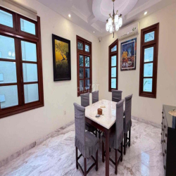 Biệt Thự MT Hoàng Văn Thụ Khu Sầm Uất 500m2 hồ bơi mới giá 5.000$/th