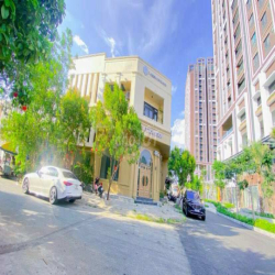Cho thuê nhà 3 phòng ngủ có sân đậu ô tô kế Mobifone 8 triệu