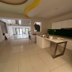 Nhà mặt tiền 3 lầu 5x18 4pn 4wc ngay Vòng Xoay Liên Phường- Phước Long