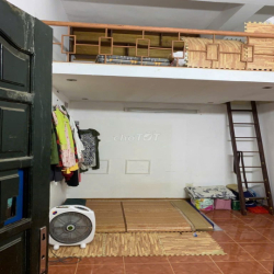 Cho thuê căn hộ tập thể 30m2,T3 , phố Huế, ngay chợ Hôm .