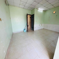 phòng 42m2 có ban công và toilet riêng , gần đại học công nghệ sài gon
