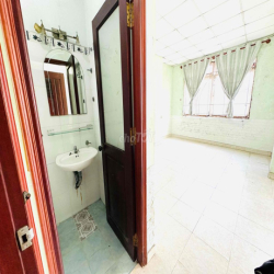 phòng 42m2 có ban công và toilet riêng , gần đại học công nghệ sài gon