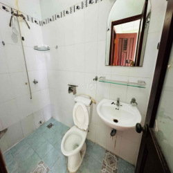 phòng 42m2 có ban công và toilet riêng , gần đại học công nghệ sài gon