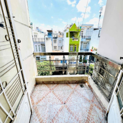 phòng 42m2 có ban công và toilet riêng , gần đại học công nghệ sài gon