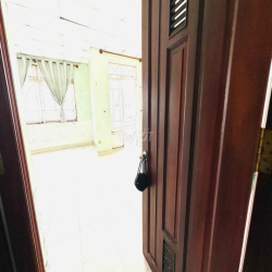 phòng 42m2 có ban công và toilet riêng , gần đại học công nghệ sài gon