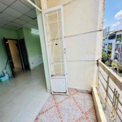 phòng 42m2 có ban công và toilet riêng , gần đại học công nghệ sài gon