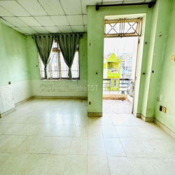 phòng 42m2 có ban công và toilet riêng , gần đại học công nghệ sài gon