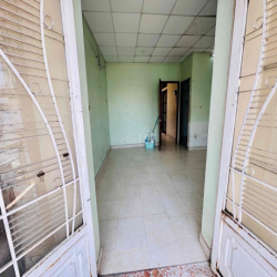 phòng 42m2 có ban công và toilet riêng , gần đại học công nghệ sài gon