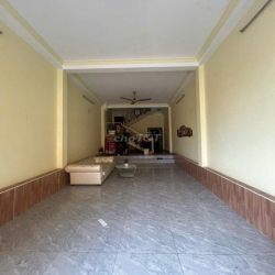 NHÀ NGUYÊN CĂN LÊ TRỌNG TẤN , 4M X 30M 1 TRỆT 2 LẦU VỊ TRÍ NGAY ĐÈN ĐỎ