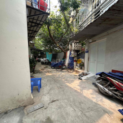 Nhà ở mới sửa sang, thoáng mát, điện nước giá dân