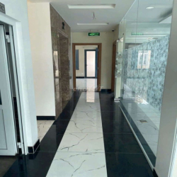 cho thuê toà nhà 10*20m hầm trệt 3 lầu có thanh máy gần Aeon 