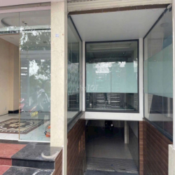 cho thuê toà nhà 10*20m hầm trệt 3 lầu có thanh máy gần Aeon 