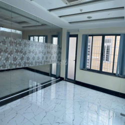 cho thuê toà nhà 10*20m hầm trệt 3 lầu có thanh máy gần Aeon 