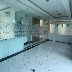 cho thuê toà nhà 10*20m hầm trệt 3 lầu có thanh máy gần Aeon 