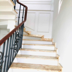 Nhà sạch sẽ 2 mặt tiền thoáng 2 lầu 4pn gần Q.2