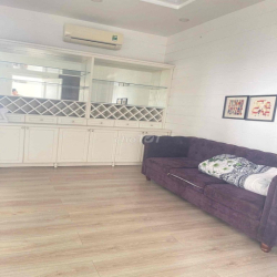 Cho thuê biệt thự 4 lầu 5pn có thang máy ngay gần Quảng Trường Tỉnh