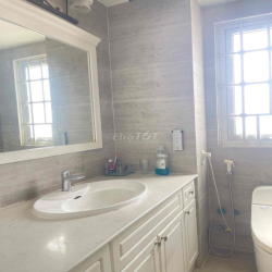 Cho thuê biệt thự 4 lầu 5pn có thang máy ngay gần Quảng Trường Tỉnh