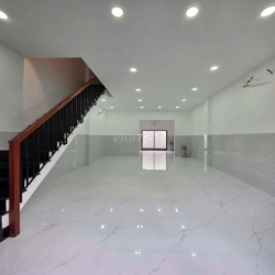 nhà mới xây xong 5 x 15 có 4pn 5wc sân thượng