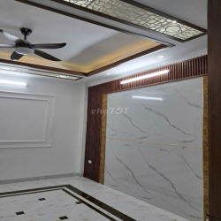 Nhà 5 tầng, 3 ngủ, 4 vệ sinh, đủ nội thất, nhà mới, an ninh tốt