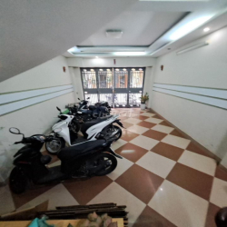 Nhà ngõ 9 phố Trần Quốc Hoàn, Dt 55m2 x 5 tầng khu phân lô ngõ để ô tô