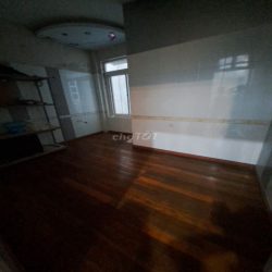 Nhà ngõ 9 phố Trần Quốc Hoàn, Dt 55m2 x 5 tầng khu phân lô ngõ để ô tô