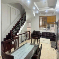 nhà ngõ 9 trần quốc hoàn 50m x5T ô tô đỗ cửa