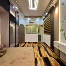 🟣🟣🟣🟣🟣 NHÀ FULL NỘI THẤT CÓ THANG MÁY HẺM 1979 GIÁ 25 🟣🟣🟣🟣