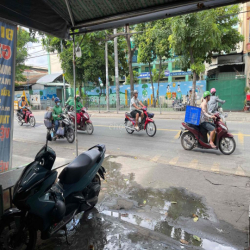 Cho thuê vỉa hè buổi sáng bán đồ mang đi