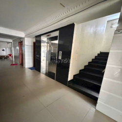 cho thuê toà nhà có cầu thang máy 8 x 20 có 3 lầu trống suốt 