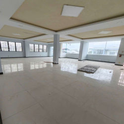 cho thuê toà nhà có cầu thang máy 8 x 20 có 3 lầu trống suốt 
