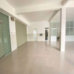cho thuê toà nhà có cầu thang máy 8 x 20 có 3 lầu trống suốt 