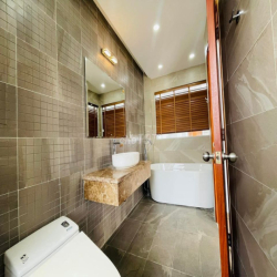 Cho thuê biệt thự 7x18m 3L4PN gần Đỗ Xuân Hợp, Cầu Năm Lý