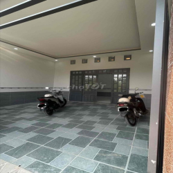 Sân nhà rộng thoáng, nhà đường TL824 giáp Hóc Môn