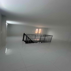 Sân nhà rộng thoáng, nhà đường TL824 giáp Hóc Môn