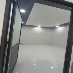 Sân nhà rộng thoáng, nhà đường TL824 giáp Hóc Môn