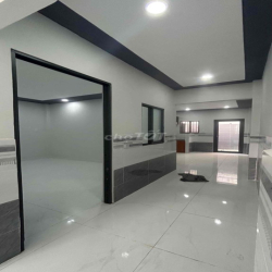 Sân nhà rộng thoáng, nhà đường TL824 giáp Hóc Môn