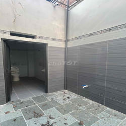 Sân nhà rộng thoáng, nhà đường TL824 giáp Hóc Môn