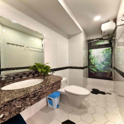 Căn Hộ Balcony Cây Xanh Thang Máy Hồ Bơi Phòng Gym Gần Chợ Bến Thành