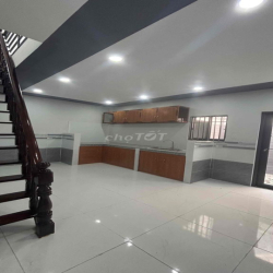 Sân nhà rộng thoáng, nhà đường TL824 giáp Hóc Môn