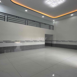 Sân nhà rộng thoáng, nhà đường TL824 giáp Hóc Môn