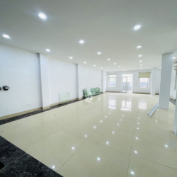Cho thuê văn phòng lô góc Phố Phạm Tuấn Tài 75m2, giá chỉ 16tr