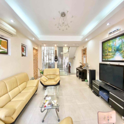 cho thuê nhà 4 tầng ngay trung tâm quận 7