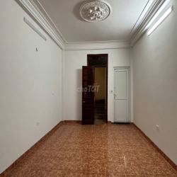 Nhà nguyên căn 35m2/tầng, 3 tầng + 1 tum Ngõ 218 phố Chợ Khâm Thiên