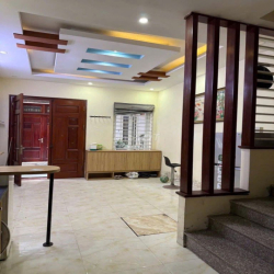 nhà  ngõ 133 hoa bằng 84m x 4T giá 16tr.th